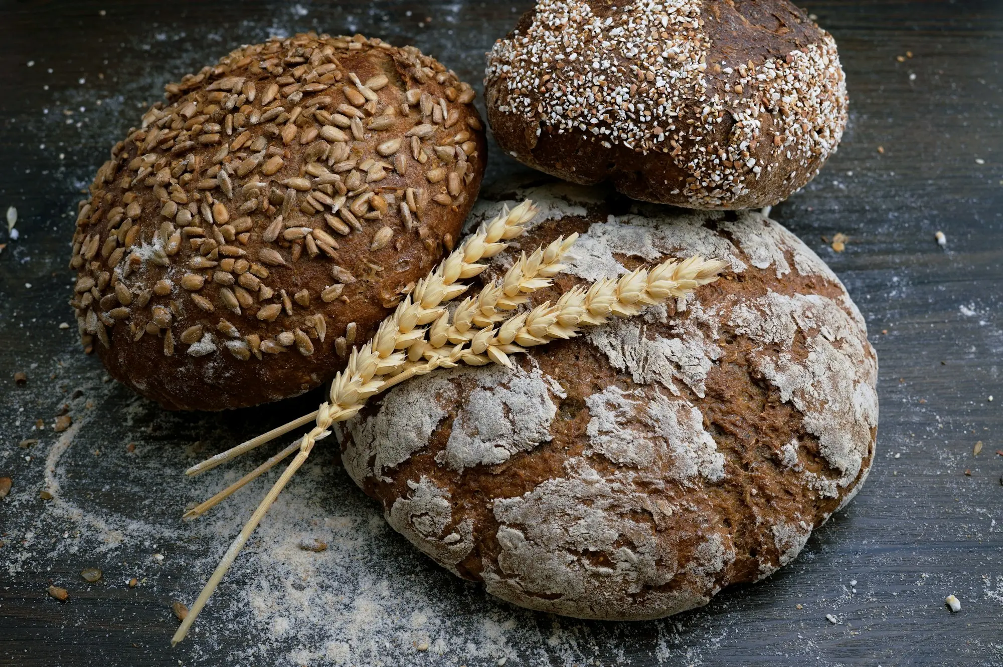 Pâine de casă cu semințe și spice de grâu